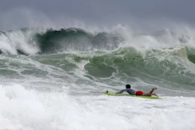 (VIDEO) SNAŽNO NEVREME ZAHVATILO REGION: U Bosni i Hercegovini jaka kiša i grad, u Hrvatskoj zabeležen TORNADO!