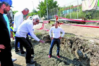 BAHATI DIREKTOR POPRAVLJA ISPRAVNI TOPLOVOD: U Elektranama se razbacuju parama