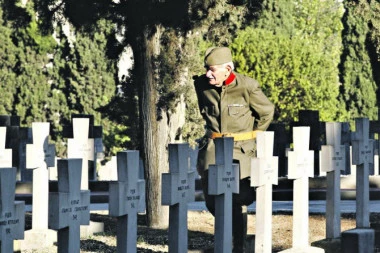 (VIDEO) Narodna nošnja za čika Đorđa, čuvara groblja na Zejtinliku