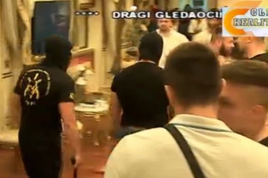 (VIDEO) POLICIJA U PAROVIMA: Maskirani napadači upali u program i PRETILI PIŠTOLJIMA!