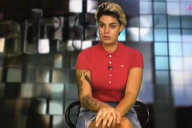 Mina Vrbaški u tangama POKAZALA GUZU, a onda joj IZVIRIO ULOŽAK!