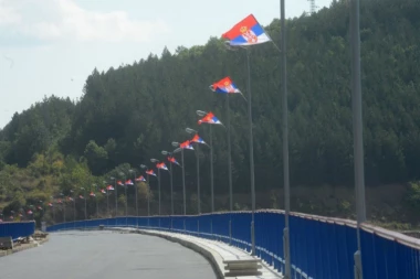 (FOTO) GAZIVODE UOČI VUČIĆEVE POSETE: Na svakom koraku srpske zastave!