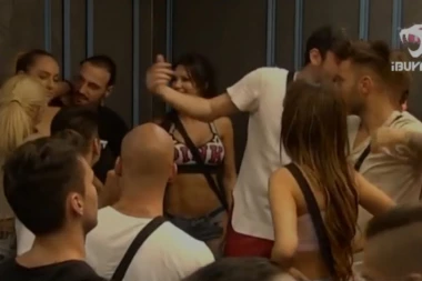 (VIDEO) LUNA PLAKALA ZBOG SLOBE: Nije mogla da zadrži suze kad je čula ovu pesmu