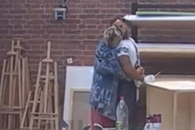 MINA PREVARILA DEČKA: Evo sa kim se ljubila!