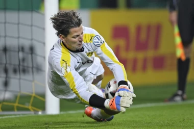 FENOMENALAN OPROŠTAJ: Legendarni golman na poslednjem meču uspeo da postigne gol!