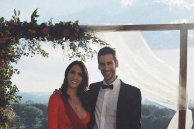 POKAZALA TRUDNIČKI STOMAČIĆ: Jelisaveta na svadbi svog kuma ZASIJALA!