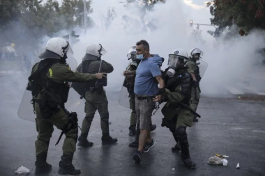(FOTO) NEREDI U SOLUNU: Policija ispalila suzavac na demonstrante!