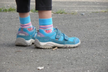 OPREZ! Devojčica (4) probavala cipelice u radnji BEZ ČARAPA i dobila SEPSU!