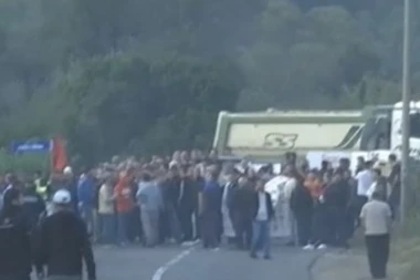 BLOKADA PUTA ZBOG VUČIĆA: Albanci zapucali!