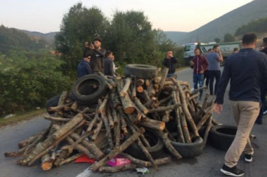 UŽAS! Šiptari FLAŠAMA gađali novinare!