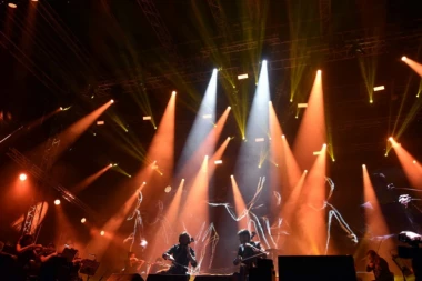 SPEKTAKL NA KALEMEGDANU: 2Cellos održala koncert za pamćenje