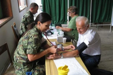 SVAKA ČAST ZA AKCIJU! Vojni lekari pregledali u Solotuši