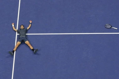 (VIDEO) Novakov smeč za pobedu!