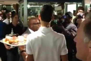 (VIDEO) NJUJORK U TRANSU: Kad Novak deli krofne!