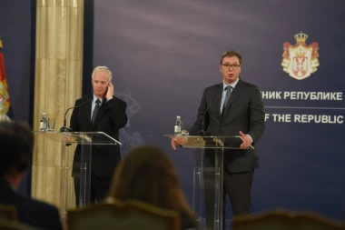 DŽONSON: Nećemo nametnuti rešenje za Kosovo, DAĆEMO PROSTOR VUČIĆU!