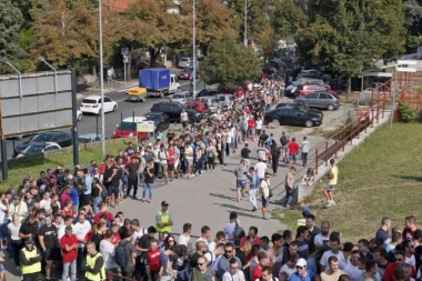 (VIDEO) Okupirana "Marakana": Grmi pesma