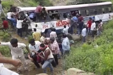 STRAVIČNA NESREĆA: Autobus se survao u klisuru, poginuli vozač i 6 učenika!