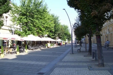 JEZIVA SCENA USRED BELA DANA U ŠAPCU: Ženi pokušali da ukradu decu, da nije ovo uradila, uspeli bi u monstruoznoj nameri!