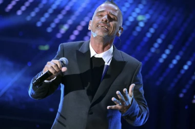 Razvodi se Eros Ramacoti: Haos u Italiji, pavač se razišao od 26 godina mlađe supruge!