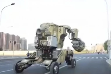 NISU MOGLI DA VERUJU ŠTA VIDE: Ogroman Transformers "prošetao" pored prolaznika u Pekingu, umalo izazvao kolaps