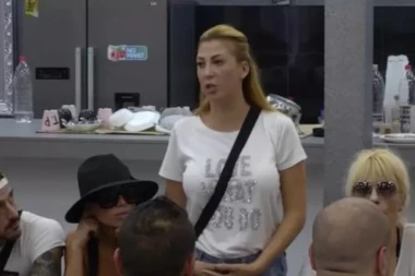 (VIDEO) Nadežda KRIZIRA BEZ LEKOVA I CIGARA , kamenom gađala vrata!