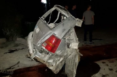 STRAVIČNA SAOBRAĆAJKA: Auto se prepolovio, mladić čudom izvukao živu glavu!