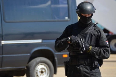 U Patrijaršiji danas je bilo kao u akcionom filmu: Specijalne jedinice intervenisale ispred kabineta Irineja