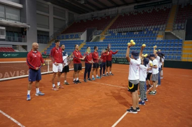 SJAJNO: Teniseri i NIS za decu iz SOS dečjeg sela u Kraljevu