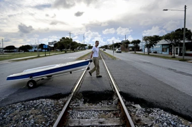 PUSTOŠ U AMERICI ZBOG URAGANA: Zabravili vrata i prozore, tek poneko na ulici