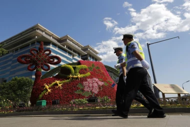 (VIDEO) STRAVIČNE SCENE U KINI: Automobilom naleteo na grupu ljudi, TROJE MRTVIH, 43 POVREĐENIH