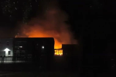 OKONČAN UŽAS U NOVOM SADU: Vatrogasci CELU NOĆ gasili požar u hali "Enterijer Janković"!
