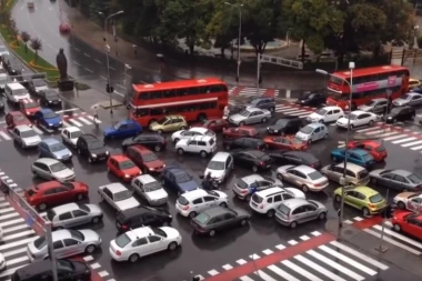 GORE OD SLAVIJE: Pogledajte kako izgleda apsolutni kolaps u saobraćaju u Skoplju (VIDEO)