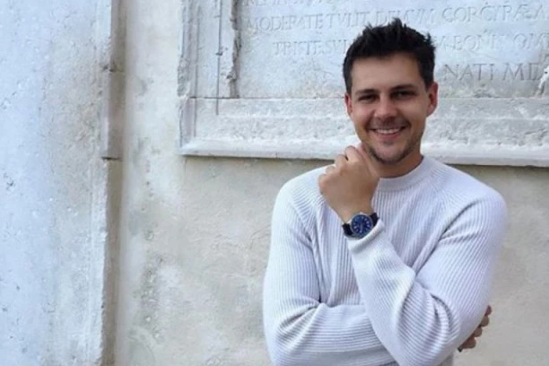 MILOŠ BIKOVIĆ POSTAO META OPASNIH MOMAKA ZBOG PRELEPE RUSKINJE: Kuvaju mu i prete da se SKLONI OD NJE!