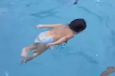 (VIDEO) Ova beba ima samo GODINU DANA, a pliva bolje od VEĆINE ODRASLIH!