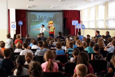 (FOTO) EDUKACIJA NAJMLAĐIH U SAOBRAĆAJU: Akcija "Pažljivko" za đake prvake
