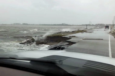 Florens oslabio na nivo tropske oluje, prve ŽRTVE BILE MAJKA I BEBA