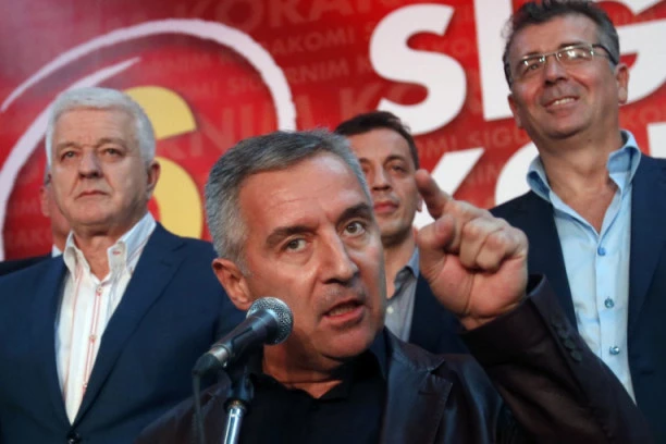 Crnogorski diktator UCENIO vojsku: Ko bude učestvovao u litijama, popićete otkaz!