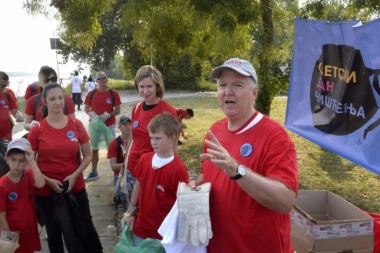 (FOTO) Amerikanci u akciji čišćenja Dunavskog keja!
