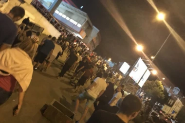 (FOTO) "DELIJE" POSLUŠALE IGRAČE: Gužva oko "Marakane"!