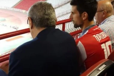 (FOTO, VIDEO) SA DESETKOM NA LEĐIMA: Nole stigao na "Marakanu", bio kod igrača u svlačionici