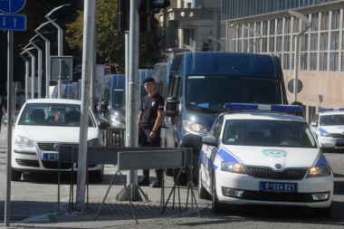 Policija zaustavila šetnju protiv Parade ponosa, ovi im uzvratili crkvenim pesmama