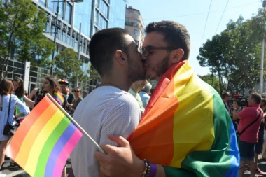 (FOTO+VIDEO) OVAKO JE IZGLEDALA PARADA PONOSA: Kolonu predvodile Sanja i Matora, učesnici se LJUBILI I IGRALI GOLIŠAVI!