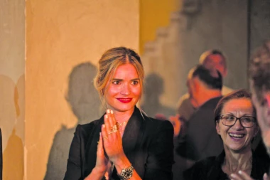 (FOTO) NAKON RAZVODA OD AMERIČKOG PRODUCENTA, MARIJA KARAN NE SKIDA OSMEH SA LICA: Dobila zapanjujući poklon od NOVOG IZABRANIKA!