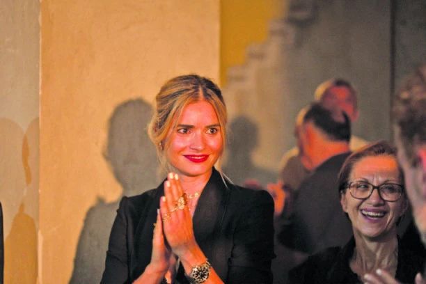 (FOTO) NAKON RAZVODA OD AMERIČKOG PRODUCENTA, MARIJA KARAN NE SKIDA OSMEH SA LICA: Dobila zapanjujući poklon od NOVOG IZABRANIKA!