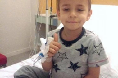 UZ JECAJE I HIMNU ISPRAĆEN DUŠAN! Dok je beli kovčeg spuštan u zemlju, u nebo je poletelo na stotine balona