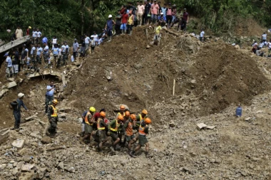 NOVA KATASTROFA TAJFUNA MANGKUT: Klizište zatrpalo kapelu punu ljudi