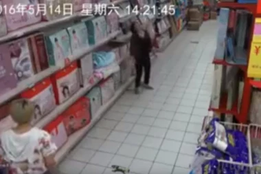 (VIDEO) KAO DA JE ĐAVO UŠAO U NJU: Žena ušla u prodavnicu, A ONDA JE KRENUO NEKONTROLISANI VRISAK