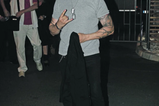 ŽIVI SAM, ŠETA SE U VEŠU,  A ŽENA I ĆERKA GA SAMO POSEĆUJU: Komšije otkrile UVRNUTE detalje o Đorđu Davidu!