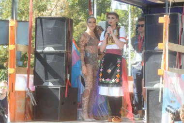 BRUKA! Parada je u redu, ali ovo nije: GEJEVI SKRNAVILI SRPSKU NOŠNJU