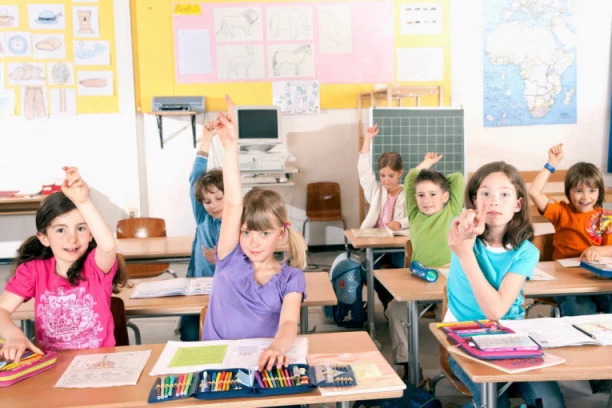 ŠTAB DONEO ODLUKU: Osnovci od SUTRA ponovo u đačkim klupama!